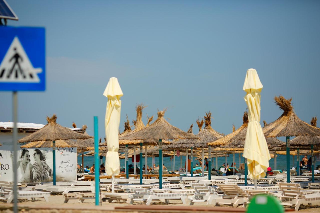 Отель Casa Coral Mamaia Nord Нэводари Экстерьер фото